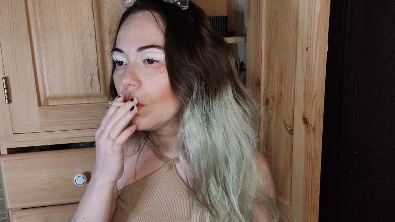 Blowjobs Alice: Mütevazı üvey kız kardeş sigara içiyor