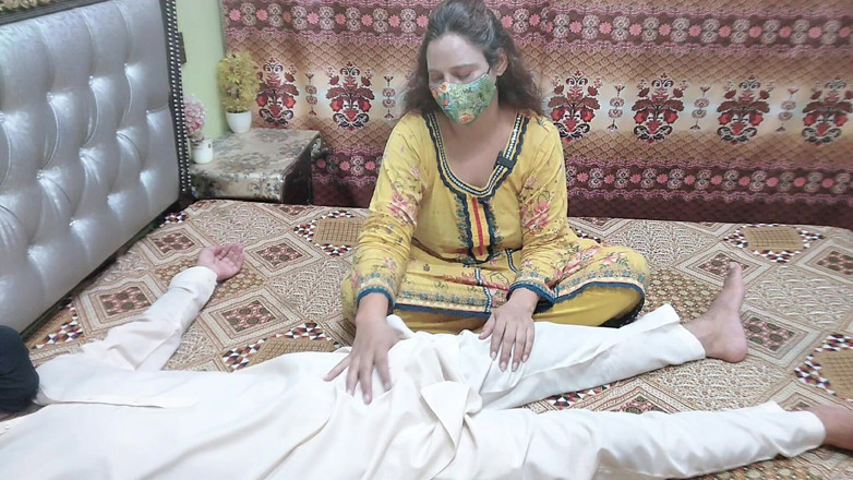 Pakistani CoupleX: Blowjob pacar cantik desi yang berair
