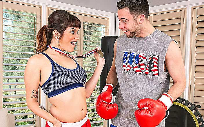 Naughty America: Raquel Roper recibe la medalla de oro follando