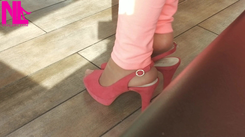 Nyllady: Jeu de chaussures avec des talons hauts dans un bar