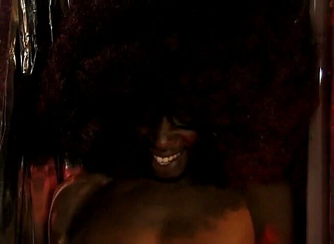 BBC Bootycasting: Asistenta excitată satisface imensa tijă a unui negru