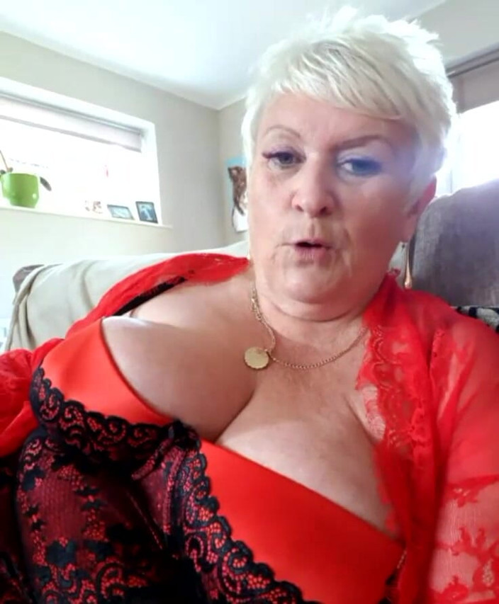 Uk Joolz: Chat rapide avec une lingerie magnifique