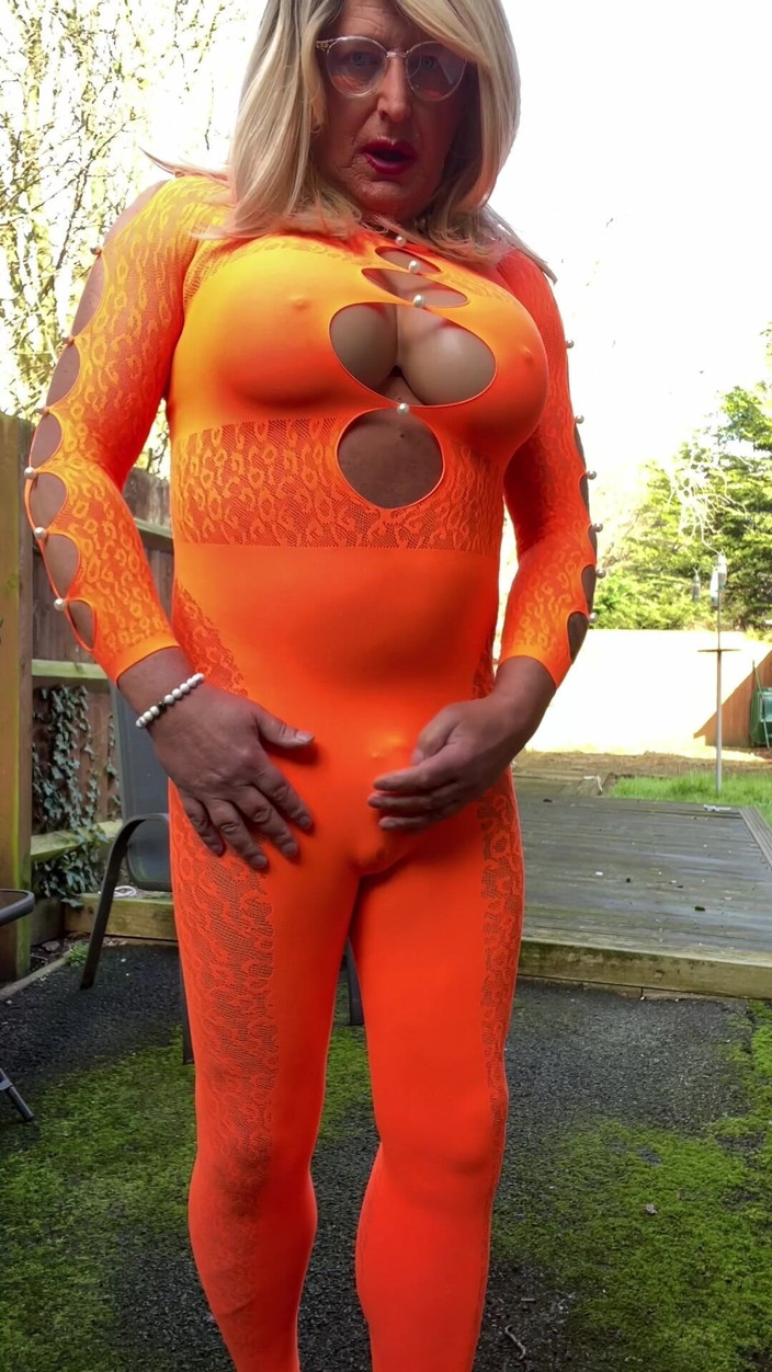 Kellycd2022: Amateur transvestiert kellycd2022 sexy MILF pisst in meinen body