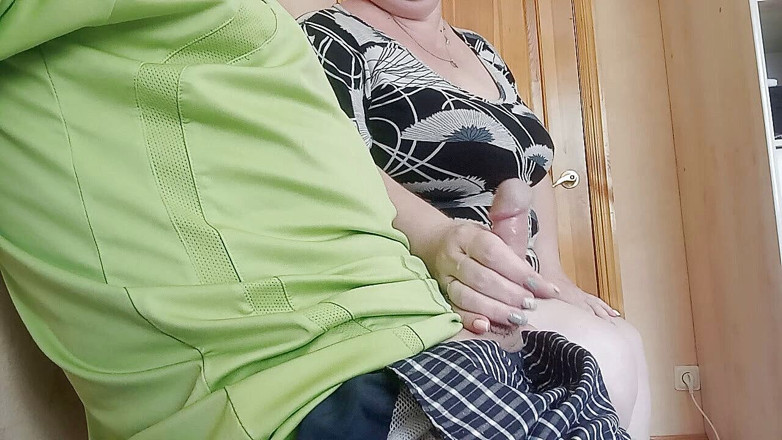 Zona901: La perra masturba mi polla en la sala de espera