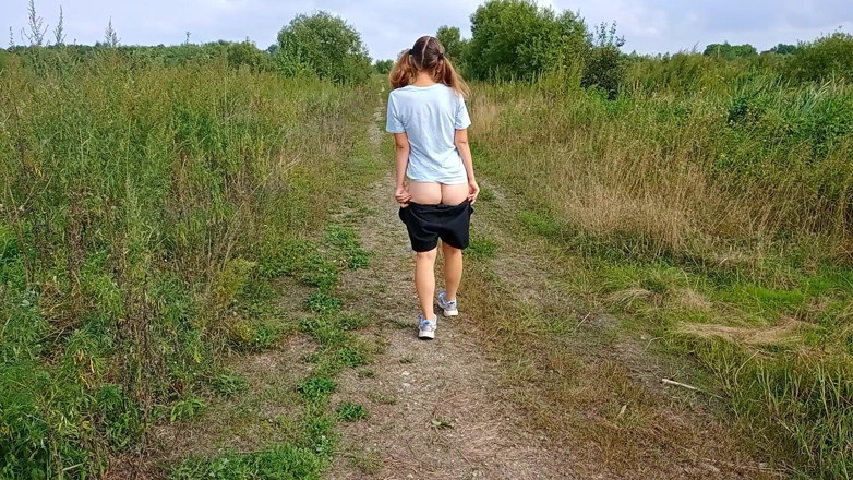 Juli Smith Meow: Bezedná dívka s copánky chodí po venkovské silnici