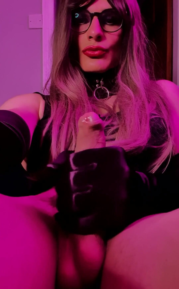 JessicaXD: Ich bin im moment so verdammt geil, ich trage keine...