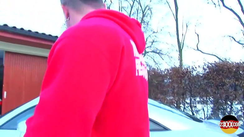 123XXX - 100% Amateurs: Une jolie Européenne avait besoin d’aide avec sa voiture