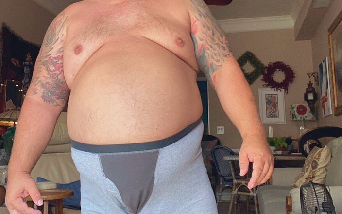 Hand-Free-Daddy-Chub: Enorme carga en pantalones blancos