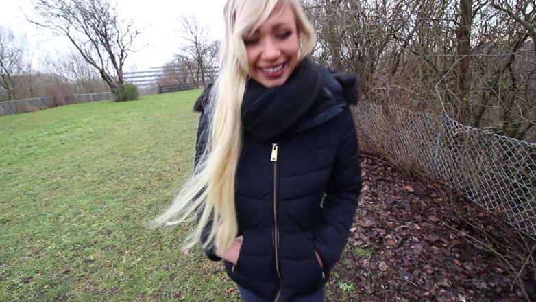 Eronordic: Hete blondine toont tieten en zuigt pik in Denemarken
