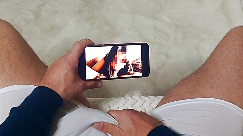 LovelyfeetsLola: Aku mergokin cowok ini lagi nontonin aku dan dia crot...