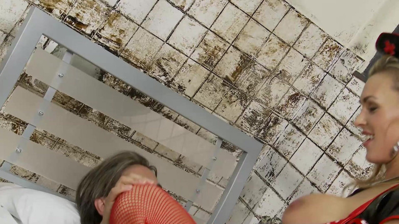 Bananas with Melons: Zondige milfsscène 2 rondborstige blonde verpleegster in latexlingery belandt in het...