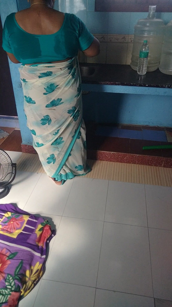 Tamil lesbian: Une grosse tatie MILF porte un sari