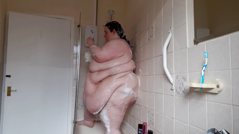 SSBBWLadyBrads: SSBBW Lady Brads dusch &amp; mage jiggles