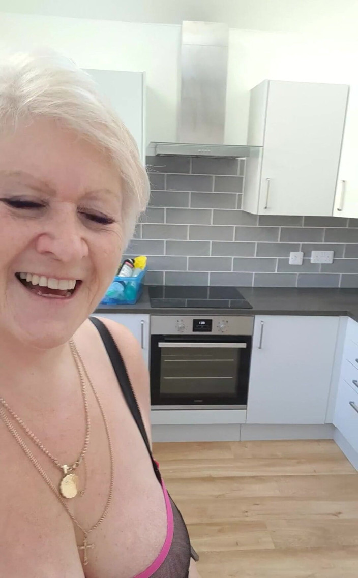 Uk Joolz: Aku punya kunci rumah baruku, biar kutunjukkan padamu. Aku di...