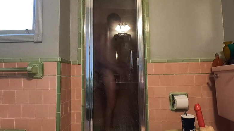 Russie Goodboy: Un garçon se douche et utilise un gros gode