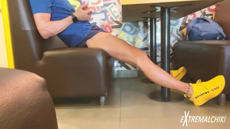 Extremalchiki: Public dickflash boy.