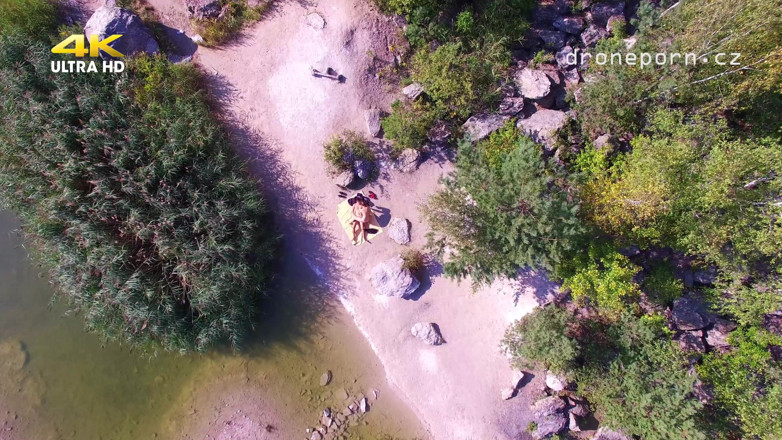 Peaches and Bananas: Scopata all'aperto ripresa da un drone