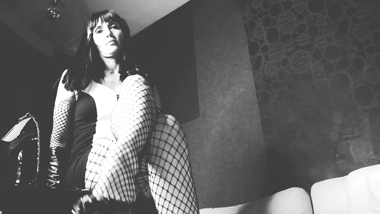Eva Latexxx: Fußfetisch-domina, heiße schwarz-weiße high heels göttin, brünette MILf, domina, bdsm,...