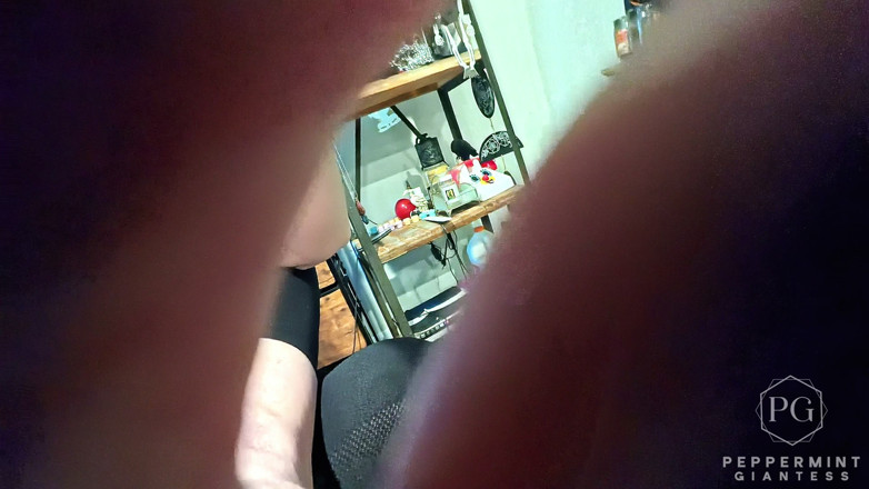 Peppermint Giantess: Tiny pOV: an den schuhen gefesselt, bekommt die volle riesin-behandlung...