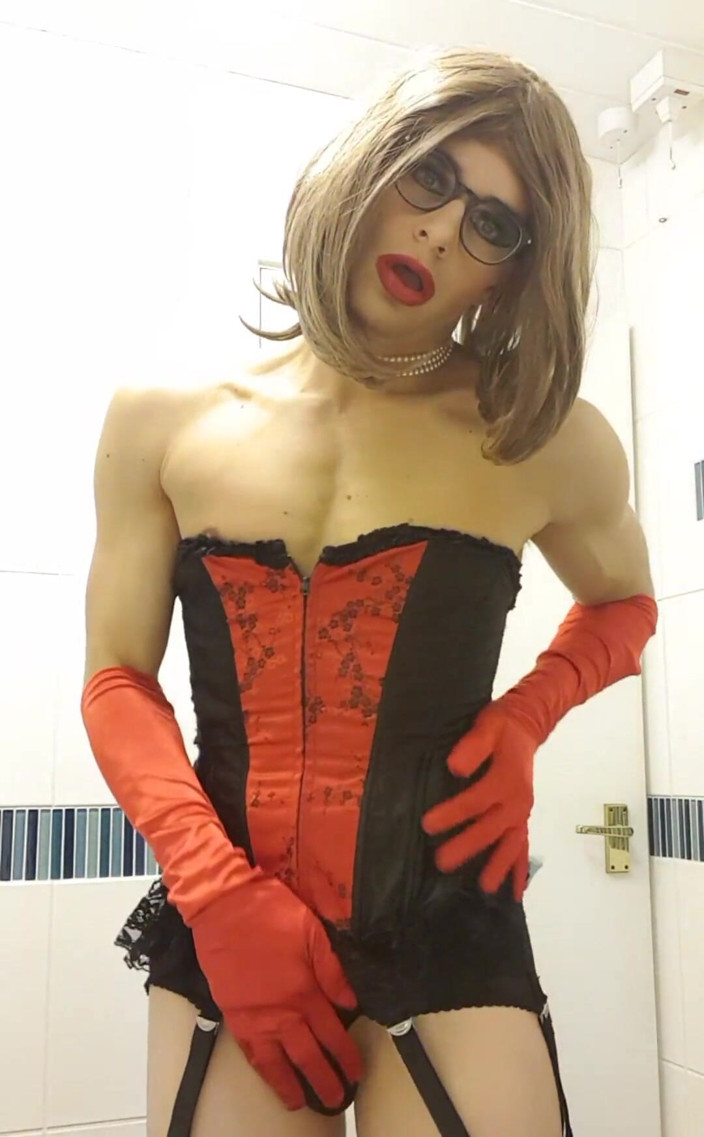 JessicaXD: Збочена брюнетка демонструє свою пизду xxx black red corset, панчохи, 6 підтяжок страпонів, мереживна білизна, червона оперна атласна рукавичка