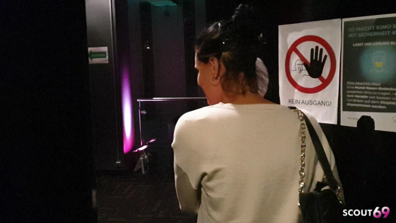 Scout69: Zwei deutsche beste freund-teens geben riskanten blowjob im kino und...