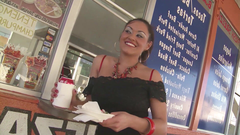 Full porn collection: Une ado sexy se fait draguer dans un food truck...