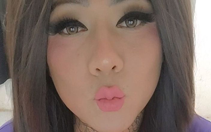 Kimberly Polizzi: Une jolie trans masturbe sa bite