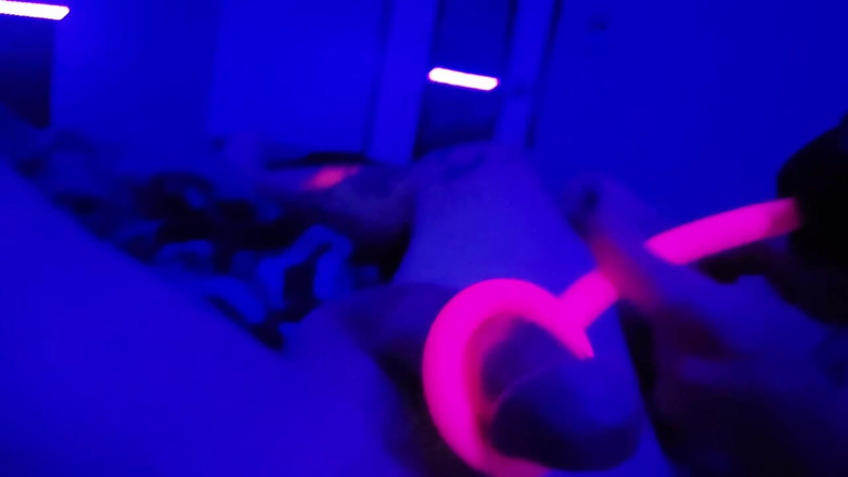 Yallternative Couple: Blacklight Goth Girl z neonowymi krawędziami włosów Wielki kutas z...