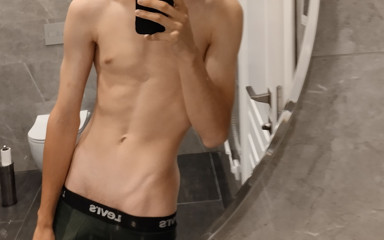 Lukexo: Solo en el baño