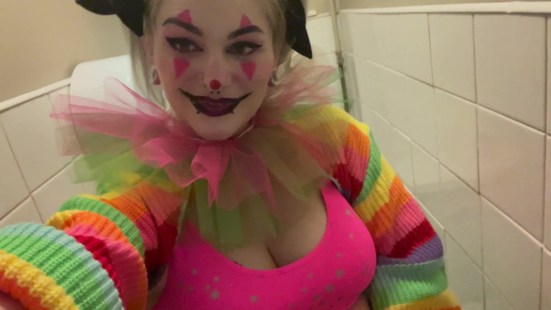 EeveeXo: Une fille clown trash pisse dans des toilettes publiques en...