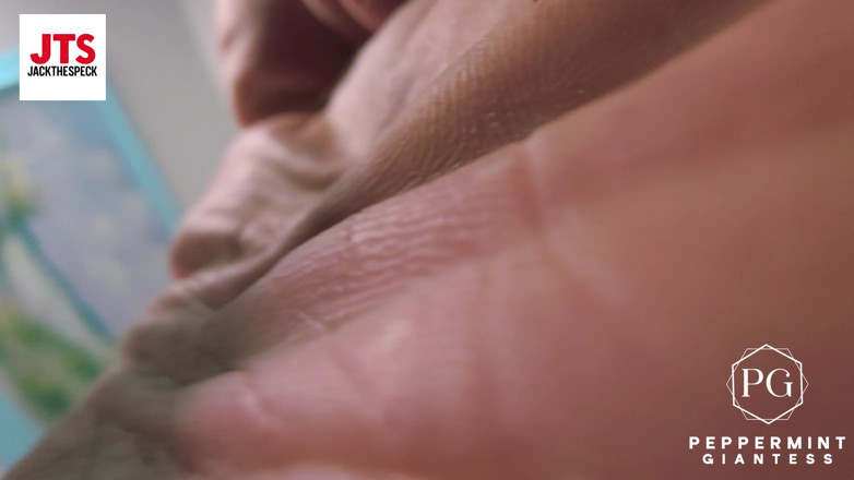 Peppermint Giantess: サービスサイズ POV 小柄な男性たちが巨人の足を崇拝する