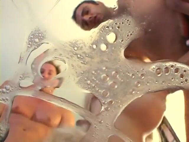 Group Bang: Soirée déjantée dans le salon avec des nanas sexy et...