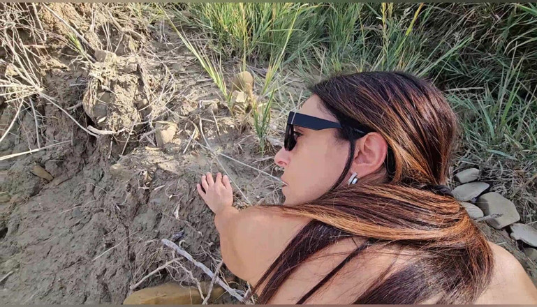 Ferrero anal experience: Dientot sama kontol besar di pantai bugil italia.
