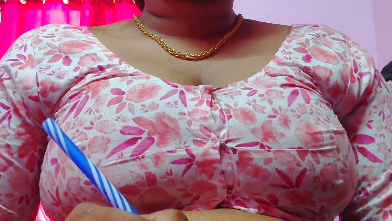 Desi Mohini: Une tatie maison séduit son copain avec ses seins