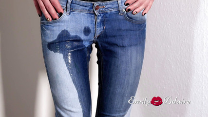 Emily Adaire: Awek transeksual kencing dalam seluar jeans biru ketatnya