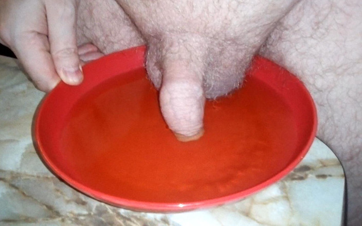 Sex hub male: John kencing di atas pinggan dengan zakar dalam kencing