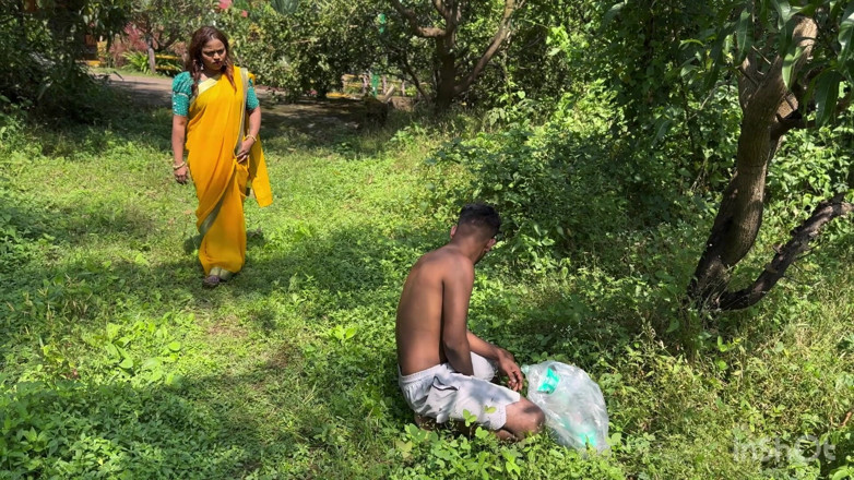 Tightmaal: Videohot baru desi bhabhi melihat tukang sampah dan pergi ke...