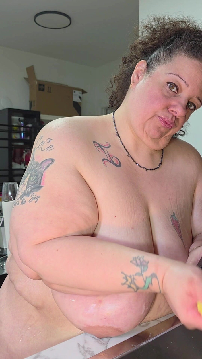 LustyPeachesofSin: Nude Housecleaning - mencuci piring