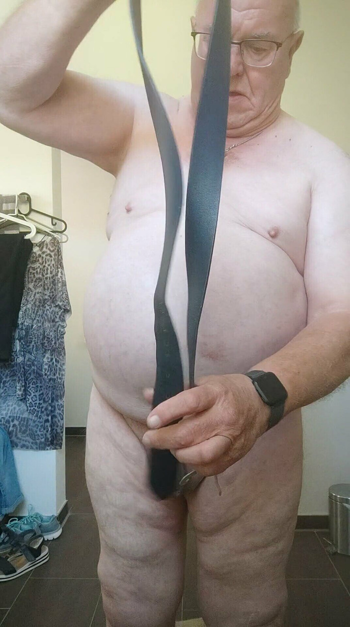 Karlchengeil: Battendo il mio corpo e Expecially il mio cazzo e...