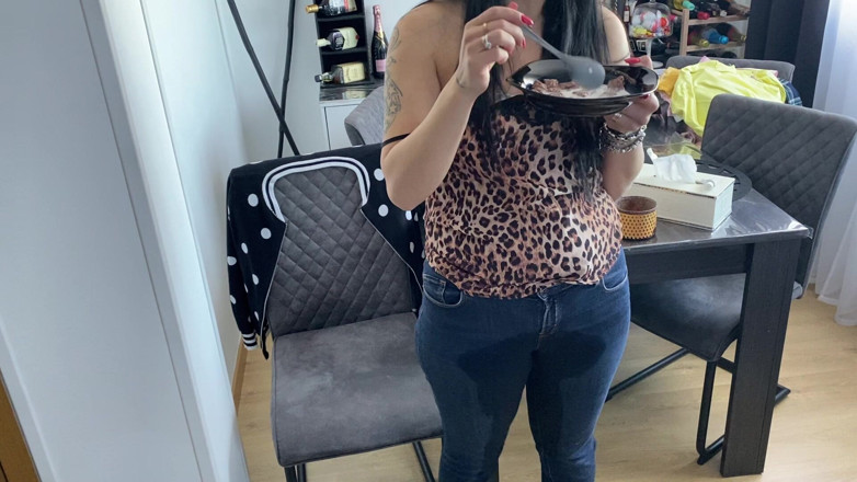 Panfil corina: Jilat memek dan kencing di balik celana jins