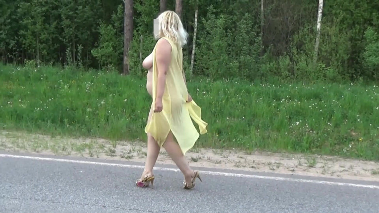 RedRoseRus: Sommer-MILF geht nackt von der straße.
