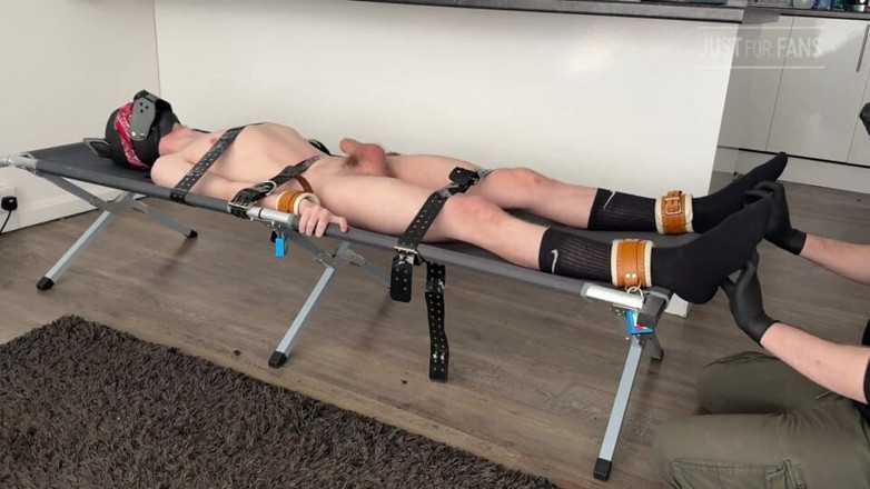 Inmate Cody and SubEdgeX: Pup-twink zum fußspiel und kitzeln geschnallt