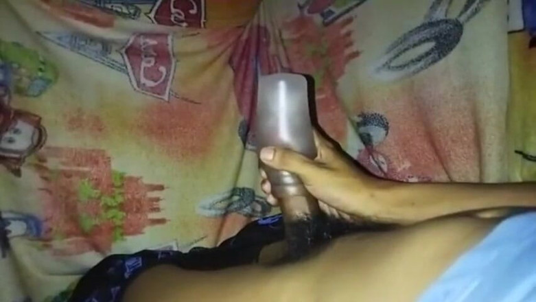 Naugthyboy: Jakol tot uitgang - schoot het sperma in de fles (klaarkomen in...