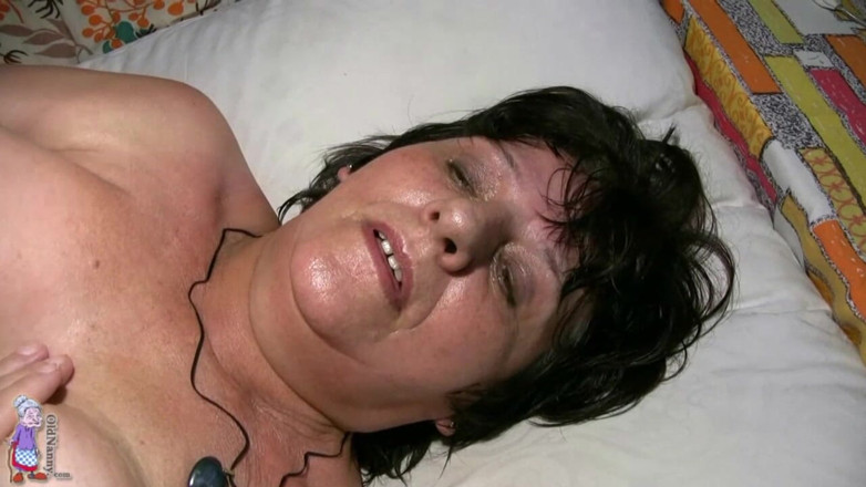 Old Nanny: Duży podwójny tryout dildo