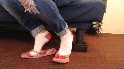 Abby Anna: Calcetines rosas chanclas jugando con los zapatos