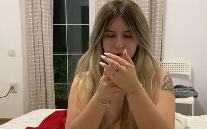 NipsAndStrips: Caliente rubia Nipsandstrips fumando desnuda
