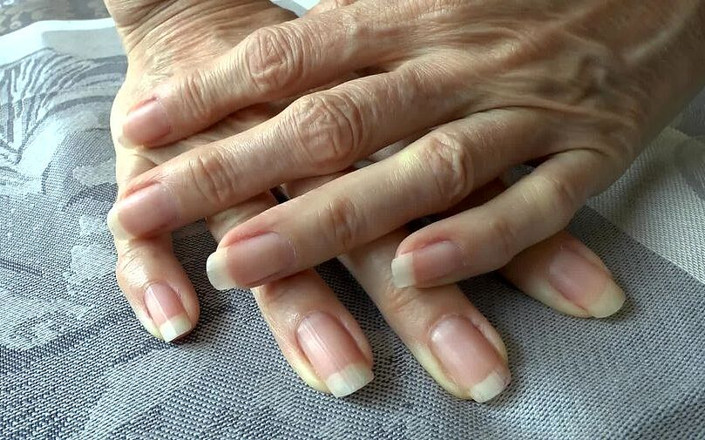 Lady Victoria Valente: Detailní záběr na přírodní dlouhé nehty