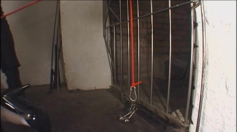 Absolute BDSM films - The original: Une blonde à gros nichons traîne avec une chatte humiliante, électrochoc