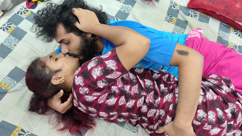 Vaishnavysharunraj: Hett läpplås med rövslick och kyss romantik