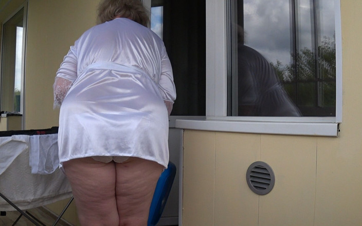 Milf Big Tits: Estoy Mirando a Un Vecino Gordito En El Balcón. Gran...
